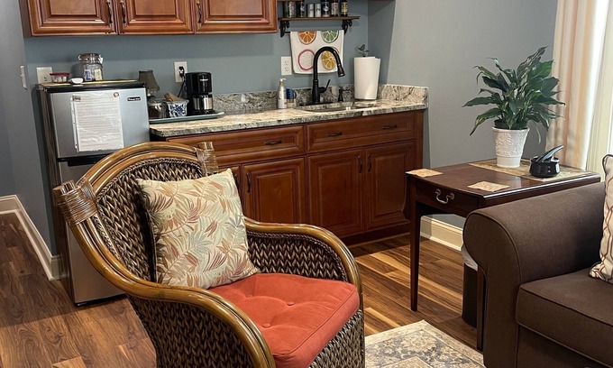 Gainesville House | Lake Lanier Home. 1 BR APT. with dock on private cove. 35 minutes to Dahlonega.