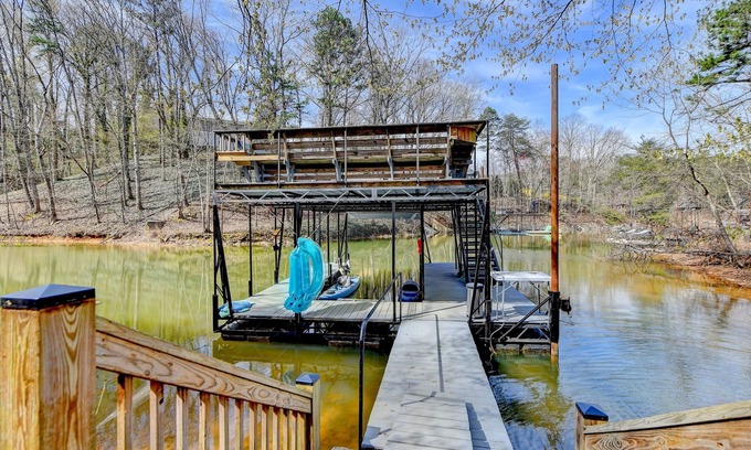 Gainesville House | lake lanier lakefront with private dock, king bed, pet friendly