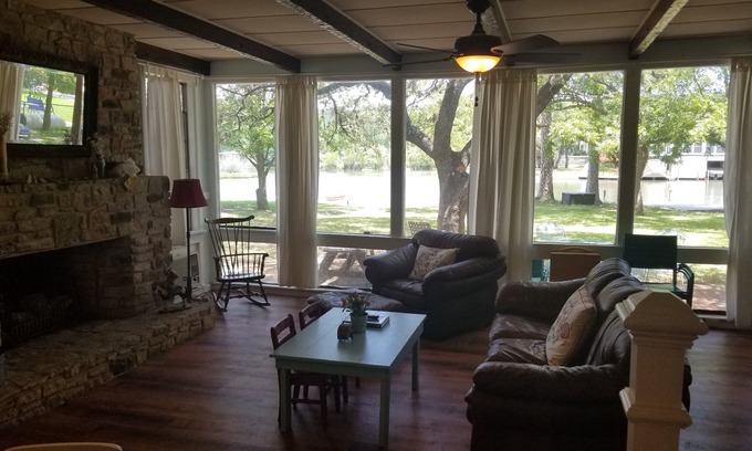 Kingsland Cottage | Lake LBJ - 4 king beds + air mattresses. Rent weekly Mon-Mon get 2 free nights