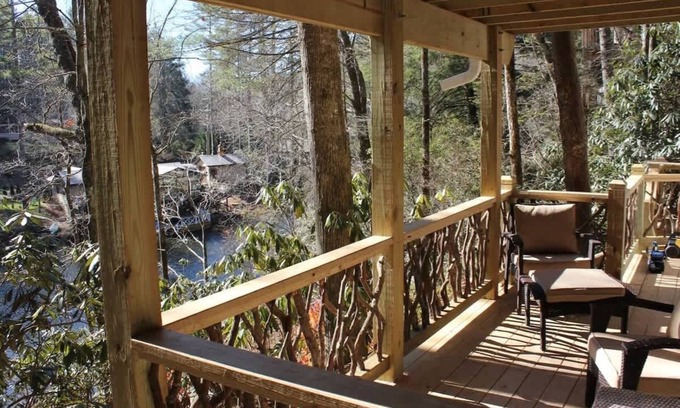 Mirror Lake Apartment | Lake Life Love: Cute 2BR Hideaway on Tranquil Mirror Lake!"