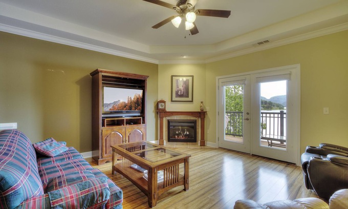 Bean Station Condo | Lake Life Luxury on the Water