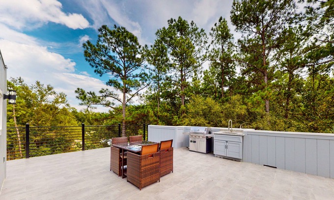 West Livingston House | Lake Livingston Home with Rooftop Patio & Grill, Game Room & EV Charger