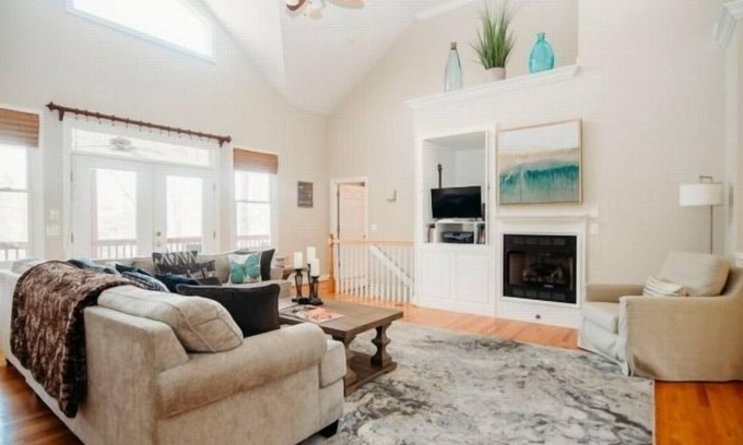 Penhook House | Lake luxury: Hot tub, Wifi, ping pong, pool, air hockey table
