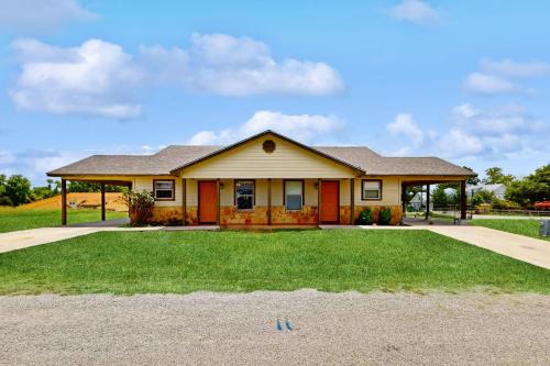 Kingsland House | Lake Memories Cottage & Llano River Getaway