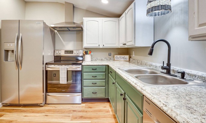 Craig Beach House | Lake Milton 1 Block From Beach With A Hot Tub!