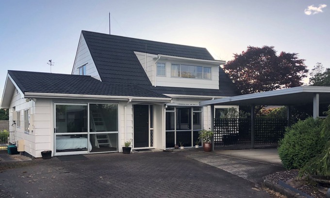 Nukuhau House | Lake & Mountain Views walking distance to CBD