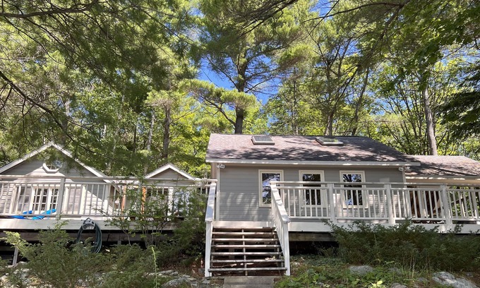 Gravenhurst Cottage | Lake Muskoka 2.5 Bedroom Island Cottage