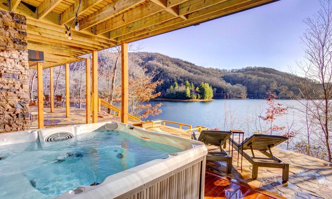 Topton Villa | Lake Nantahala Villa w/ Lookout Deck + Dock!