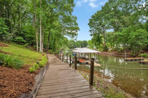 Mayhew House | Lake Norman Villa Sleeps 15 Hot Tub Game Room
