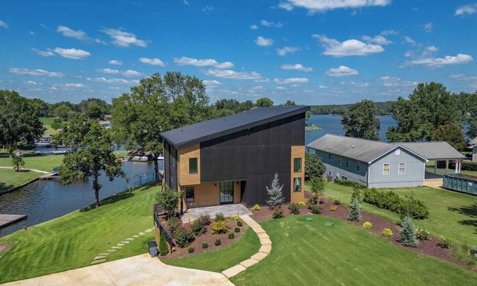 Lake Oconee House | Lake Oconee 6BR Luxury Mansion | Waterfront Stay Near UGA Gameday