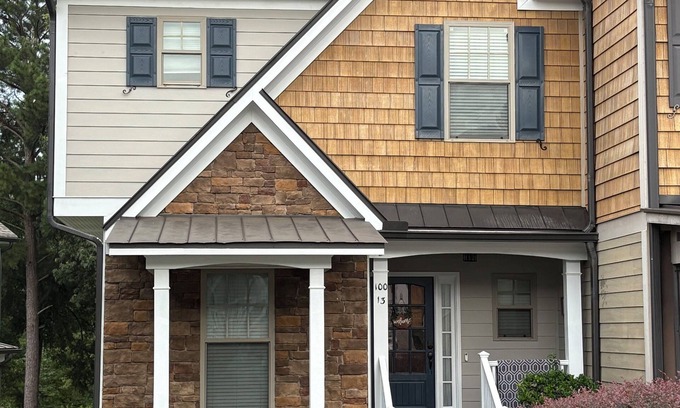 Lake Oconee House | Lake Oconee waterfront Townhome in great location! Perfect for large families.