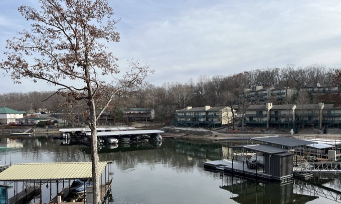 Lake Ozark Ski Chalet | Lake Ozarks “Castaway Cove” - New Lake Front Home