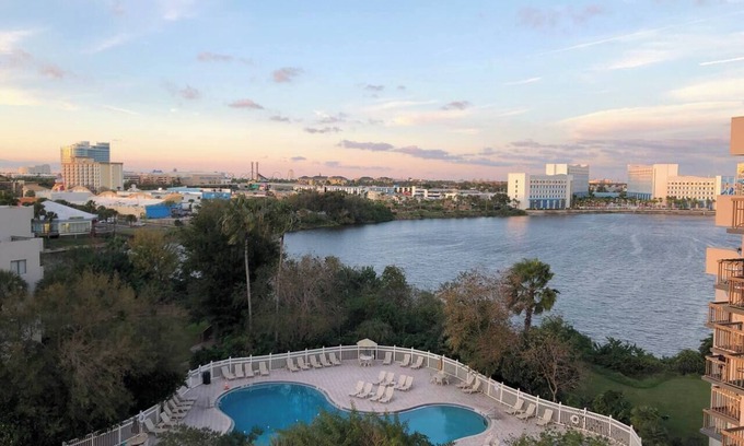 Southwest Orlando Condo | Lake & Pool View 1 Mile From Universal