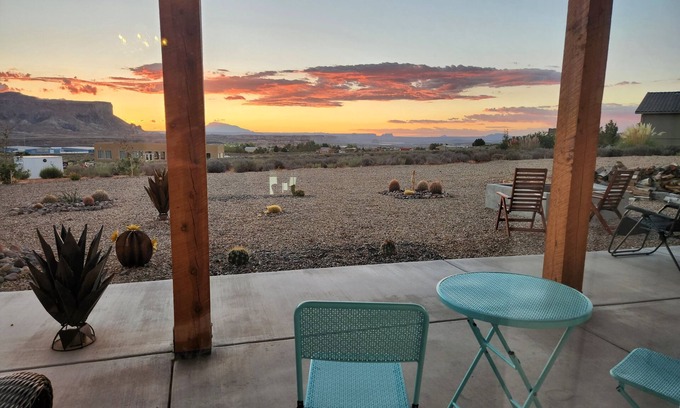 Big Water Villa | Lake Powell Sunrise Villa by Antelope Canyon with Firepit and Scenic Views