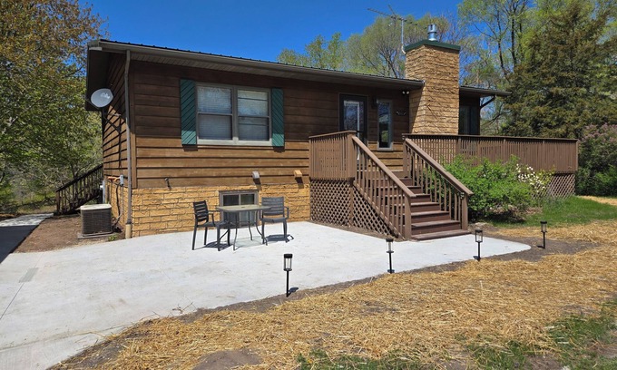 Montello House | Lake Puckaway Retreat 4BR Getaway with Hot Tub & Optional Boat Rental