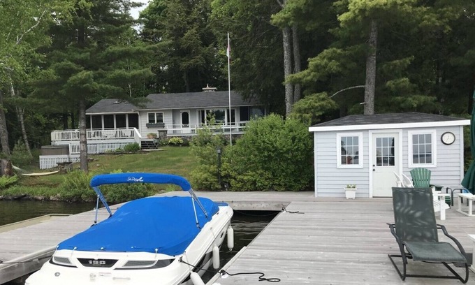 Minett Cottage | Lake Rosseau South Facing Child Friendly Cottage: Muskoka Room, Hot Tub, Beach