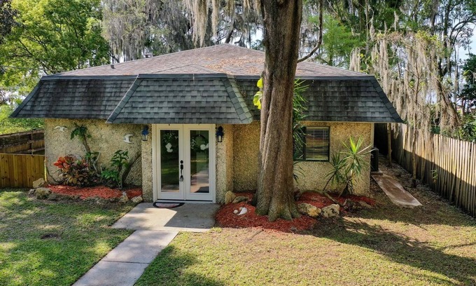 Crystal River Cottage | Lake Rouseau Waterfront, Wifi, great sunsets, fireplace & fire-pit, pet friendly