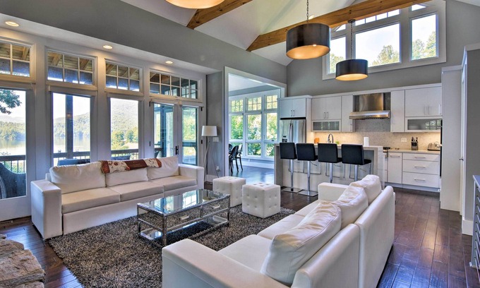 Santeetlah House | Lake Santeetlah Home w/Gas Grill, Walk to Marina!