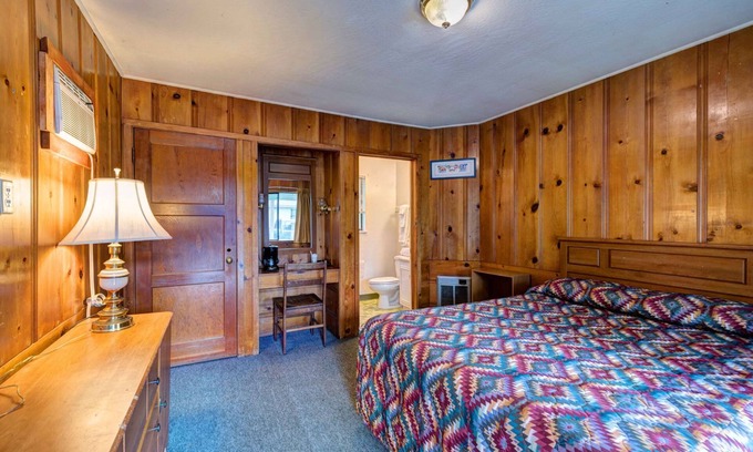 Lakehead-Lakeshore Hotel | Lake Shasta Lodge