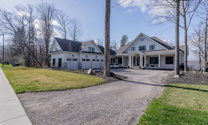 Barrie Apartment | Lake Simcoe Loft 1BRD Full Bath WIFI Netflix AC