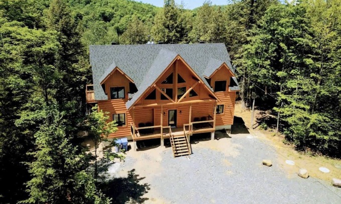 Grenville-sur-la-Rouge Ski Chalet | Lake, Spa, Forest Fun & Game room - Le Grand Chene