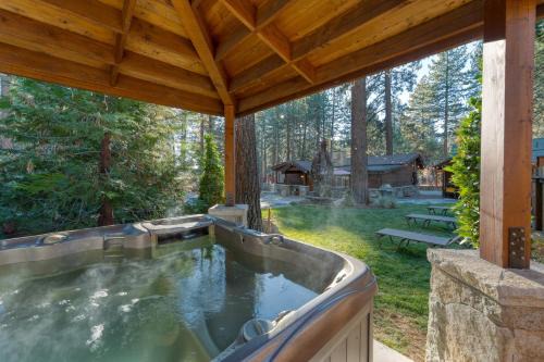 Kings Beach House | Lake Star by AvantStay Hot Tub Walk to Beach