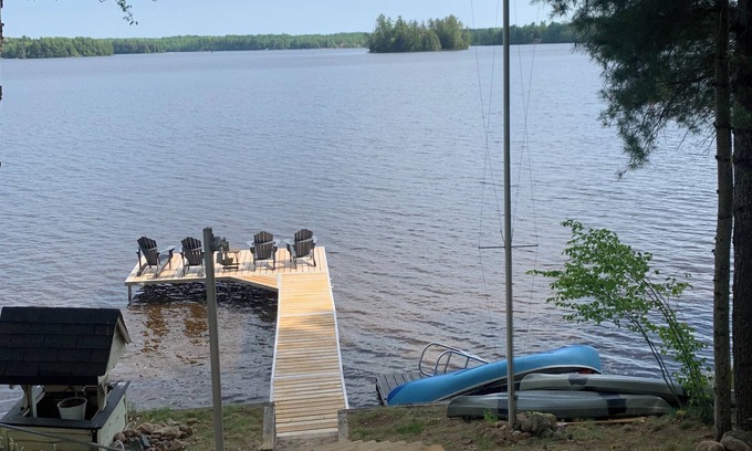 Bracebridge Cottage | Lake swims, sunrises and family fun just outside your door-relax, play, recharge