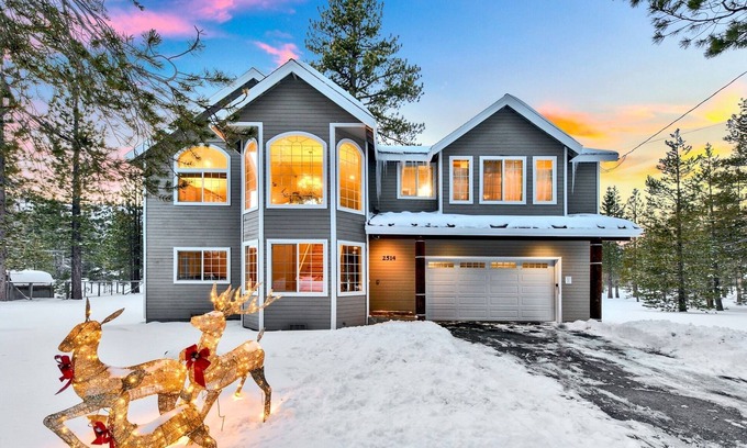 Tahoe Paradise Cabin | Lake Tahoe Base Camp: A/C, National Forest Land, Hot Tub, Pool Table, Dog Friendly