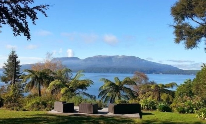 Lake Tarawera House | Lake Tarawera - Lakefront bach