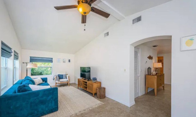 Tarpon Springs House | Lake Tarpon Modern 3 Bedroom 2 Bathroom House