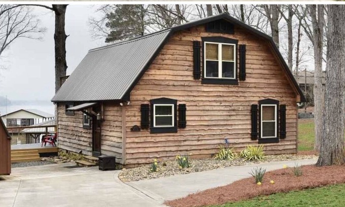 Norwood House | Lake Tillery Waterfront Home, Relax w Private Dock ~ Amazing Sunsets
