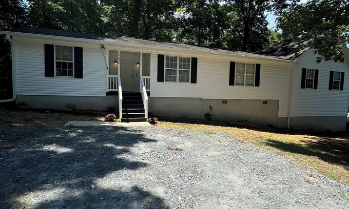 Macon House | Lake Tobo Bungalow-Charming 3-bedroom house in beautiful Macon next to the lake!