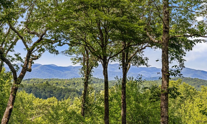 Lake Toxaway House | LAKE TOXAWAY ESTATES-Lake & Mountain Views