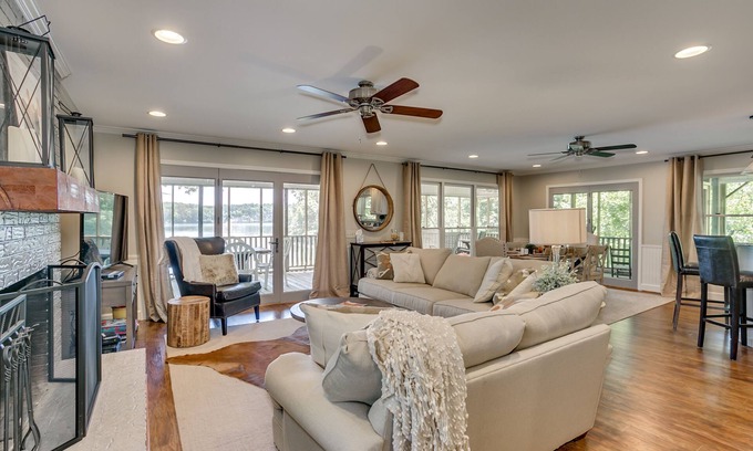 Northport House | Lake Tuscaloosa Designer House with 4 King Beds! -Right on Water- 20 Min to UA!