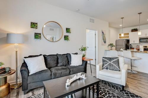 Orange Park Apartment | Lake View 2BR 2BA Suite Nr DWTN & NAS w POOL & Gym