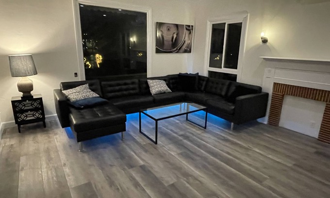Downtown Los Angeles Cottage | LAKE VIEW 3b/3.5b Central to DTLA/HOLLYWOOD. Famous Sunset Blvd 3 min walk.