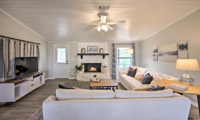 Enchanted Oaks House | Lake View and Decks Pet-Friendly Mabank Home