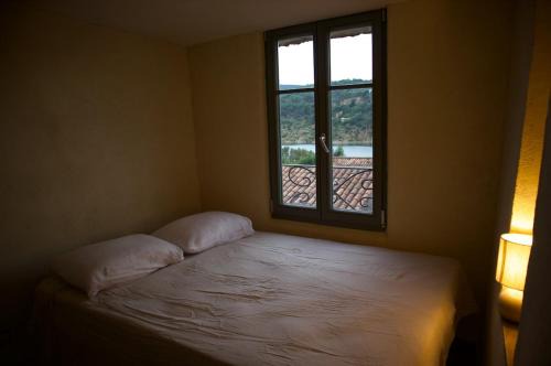 Bauduen Apartment | Lake View and Sheltered Terrace