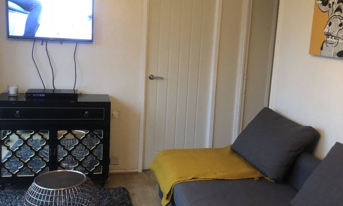 Bont Newydd Ski Chalet | Lake view chalet Glan Gwna