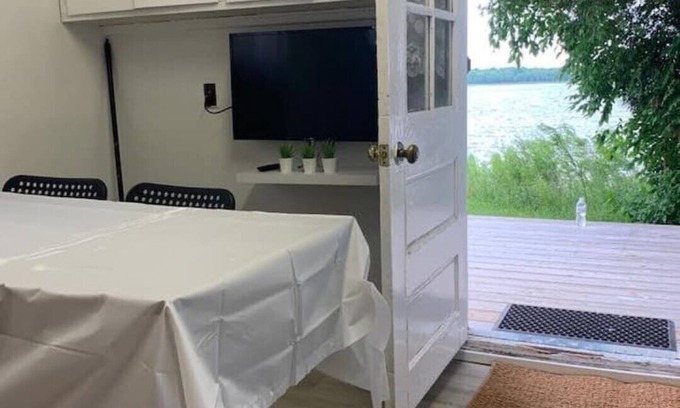 South Bruce Peninsula Cabin | Lake View Family Hideaway 1 Bedroom, sleep 2
