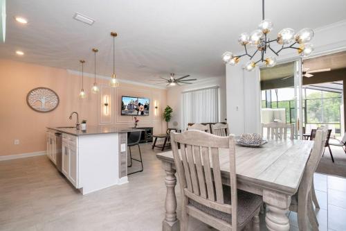 Kissimmee House | Lake View & Free Resort Access Near Disney 4399
