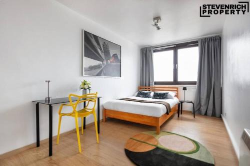 Woodberry Down Apartment | Lake View Hackney High End 3-Bedroom Flat