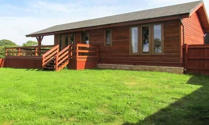Shepton Mallet Cabin | LAKE VIEW LODGE, family friendly, with a garden in Shepton Mallet