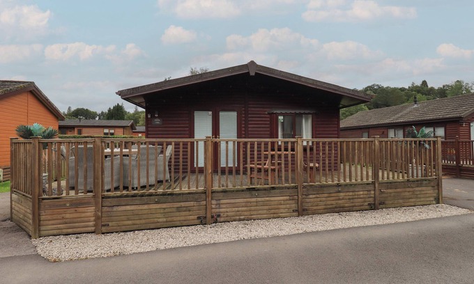 Troutbeck Bridge Cottage | LAKE VIEW LODGE, pet friendly, with a garden in Windermere