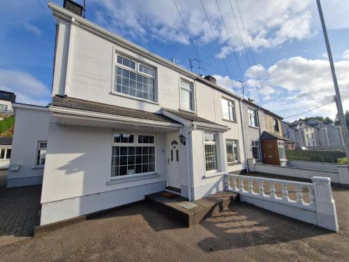 Enniskillen House | Lake View Retreat