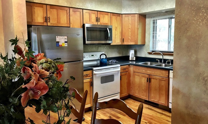 Mount Ida Cottage | Lake view two bedroom, two bath Harbor North luxury cottage with private hot tub overlooking Lake Ouachita. by RedAwning