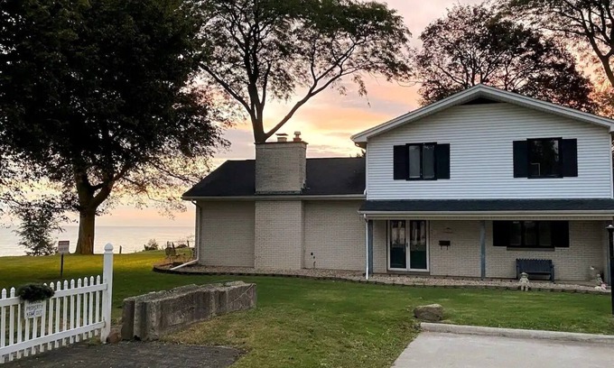 Lorain House | Lake views and Sunsets for Days