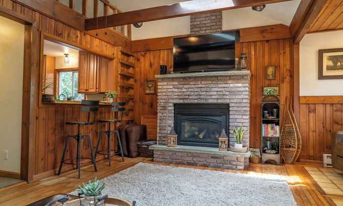 Lake Harmony Cottage | LAKE VIEWS! Cottage near lake access, 4 kayaks, AC, linens included.