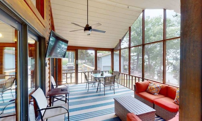 Cadiz Cabin | LAKE Views-Dock-FISH-Jacuzzi-Boat Rental service!