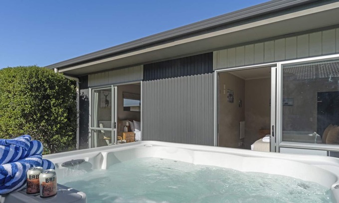 Nukuhau House | Lake Views, Spa Pool, Private Yard & Sun Deck, Close to Town